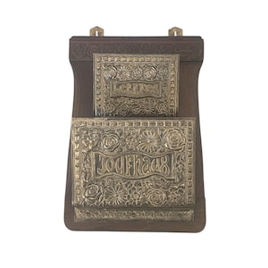 Antiguo clasificador de pared, cartas y periódicos en latón repujado y madera tallada Art Déco.