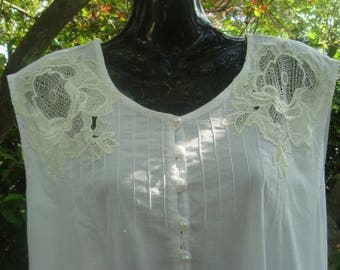 Rosy - Camisón con motivo de rosa y dobladillo bordeado de rosa