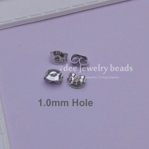 Puede incluir: Dos respaldos de pendientes de plata con un agujero de 1,0 mm. Los respaldos están marcados con "925" y "S925".