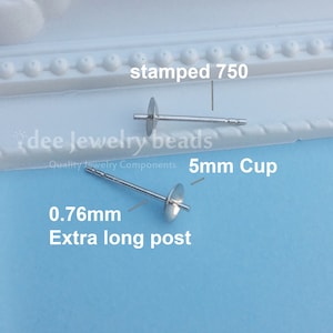 Könnte beinhalten: Silberne Ohrring-Verschlüsse mit einer 5 mm großen Tasse und einem extra langen Stift von 0,76 mm. Die Verschlüsse sind mit 750 gestempelt.