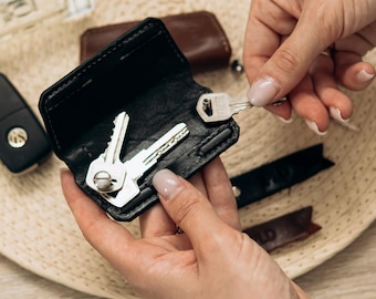 Handmade Leather Key Holder – Folded Minimalist Key Wallet with Magnetic Closure – Small Leather Organizer Gift