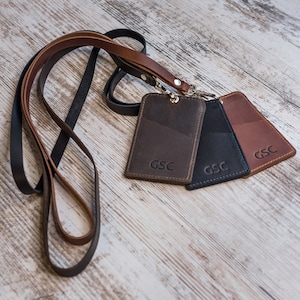 Gepersonaliseerde leren ID-houder met koord en creditcardvak - koeienhuid badge en pashouder - aangepast cadeau voor mama of papa