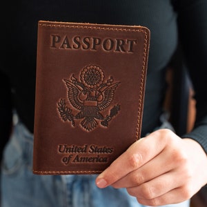 Porta passaporto in pelle personalizzabile con stemma americano: perfetto regalo di viaggio per la festa del papà o della mamma o essenziale per le vacanze