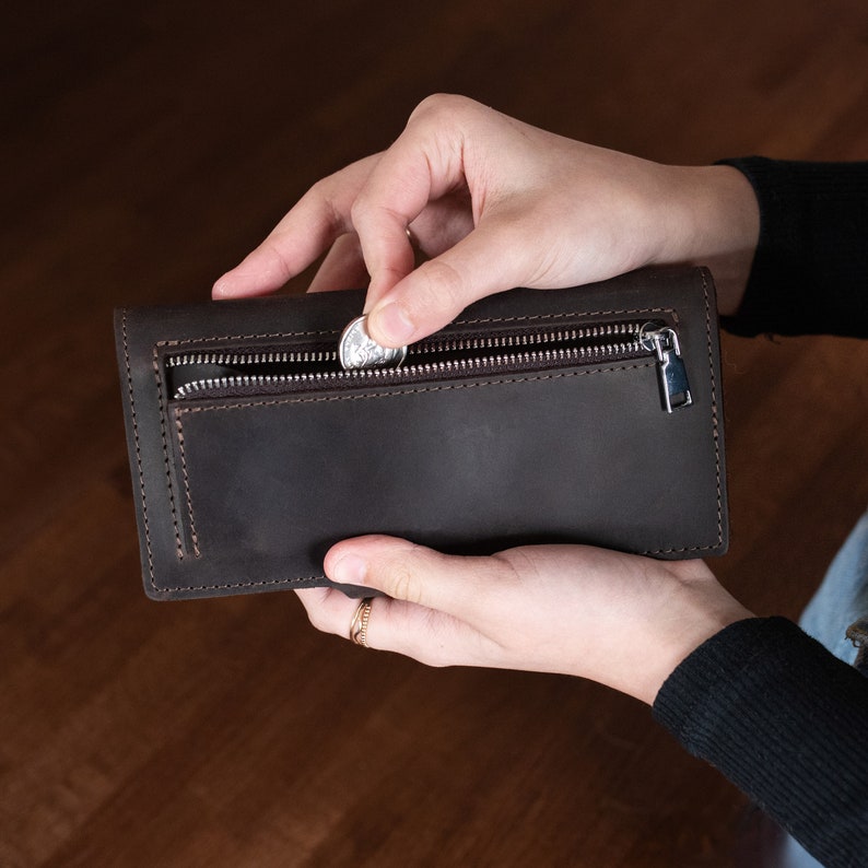 Handgemaakte lange lederen portemonnee: gepersonaliseerde gegraveerde billfold voor contant geld, creditcards en telefoon aangepast unisex cadeau 3e verjaardag afbeelding 3