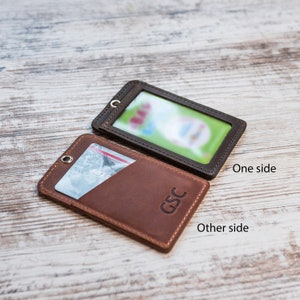 Porta-identidade de couro feito à mão com cordão de pescoço e bolso para cartão - Carteira para crachá de identificação e porta-passe - Presente personalizado para trabalho, viagem, uso diário