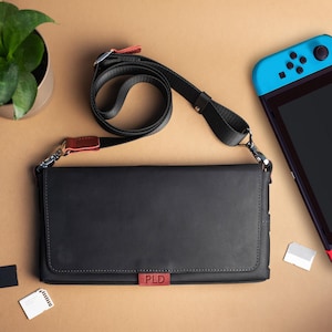 Capa de couro para Nintendo Switch 2 - Bolsa personalizada para console de jogos com alça, compartimentos para cartões de jogo - Ajuste espaçoso sem pressão no joystick