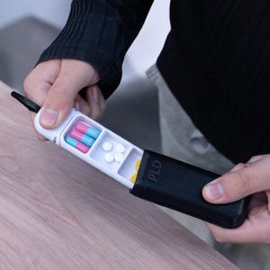 Étui à pilules personnalisé en cuir pour médicaments quotidiens - Cadeau de soutien en cas de maladie chronique - 3 compartiments + cellule cachée - Boîte à pilules pour suppléments ou Rx