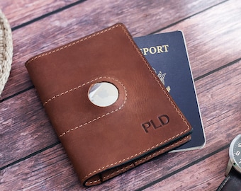 Étui portefeuille en cuir fait main pour passeport Airtag. Compartiment de poche avec fente pour balise d'air. Cadeau de voyage personnalisé pour lui, elle, pour homme, femme