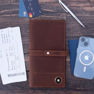 Gepersonaliseerde leren paspoortportemonnee en reisorganizer - met AirTag en kaartsleuven - Aangepaste leren reisportemonnee met vak voor AirTag