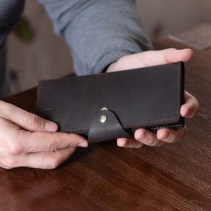 Handgemaakte lange lederen portemonnee: gepersonaliseerde gegraveerde billfold voor contant geld, creditcards en telefoon aangepast unisex cadeau 3e verjaardag afbeelding 7