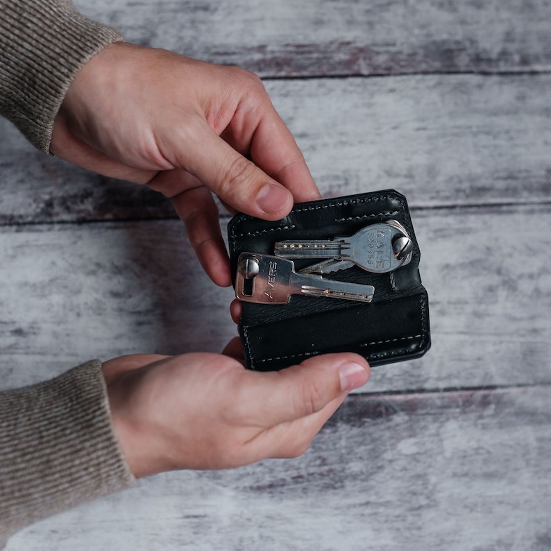 Ledertasche für Haushälterin, Schlüsseletui, Autoschlüssel-Organizer. Personalisiertes Geschenk für Männer, Frauen. Geschenkidee zum Vatertag Bild 1