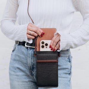 Funda de cuero portátil con correa para teléfono, billetera delgada tipo bandolera para el aeropuerto, senderismo y viajes de aventura - Imprescindible para vacaciones