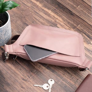 Handgefertigte personalisierte Leder Gürteltasche, Unisex Fanny Pack Geschenk mit Initialen, Custom Crossbody für besondere Anlässe