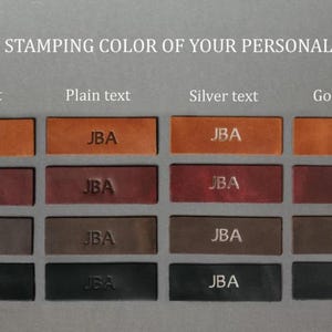 Puede incluir: Una selecci&oacute;n de etiquetas de cuero con las iniciales "JBA" estampadas, mostrando diferentes opciones de color para la personalizaci&oacute;n. El texto "ELIGE EL COLOR DE ESTAMPADO DE TU PERSONALIZACI&Oacute;N" se muestra arriba, con opciones como "Texto leche", "Texto liso", "Texto plata" y "Texto oro".