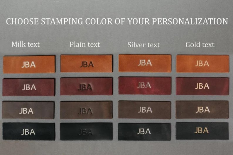 Puede incluir: Una selecci&oacute;n de etiquetas de cuero con las iniciales "JBA" estampadas, mostrando diferentes opciones de color para la personalizaci&oacute;n. El texto "ELIGE EL COLOR DE ESTAMPADO DE TU PERSONALIZACI&Oacute;N" se muestra arriba, con opciones como "Texto leche", "Texto liso", "Texto plata" y "Texto oro".