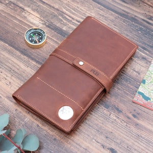 Organiseur de voyage en cuir personnalisé avec fente pour AirTag. Porte-passeport, support pour carte d'embarquement, porte-cartes de crédit et carte d'identité. Compagnon de voyage tout-en-un