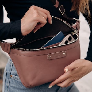 Handcrafted Fanny Pack – Personalized Leather Belt Bag, Handmade Travel Hip Bag, Crossbody Waist Pack, Gift for Him or Her