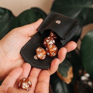 Étui à dés en cuir véritable avec mousqueton de ceinture - Élégant porte-dés du MDN, pochette pour dés de jeu, cadeau personnalisé pour joueur de dés, cadeau de fête des pères