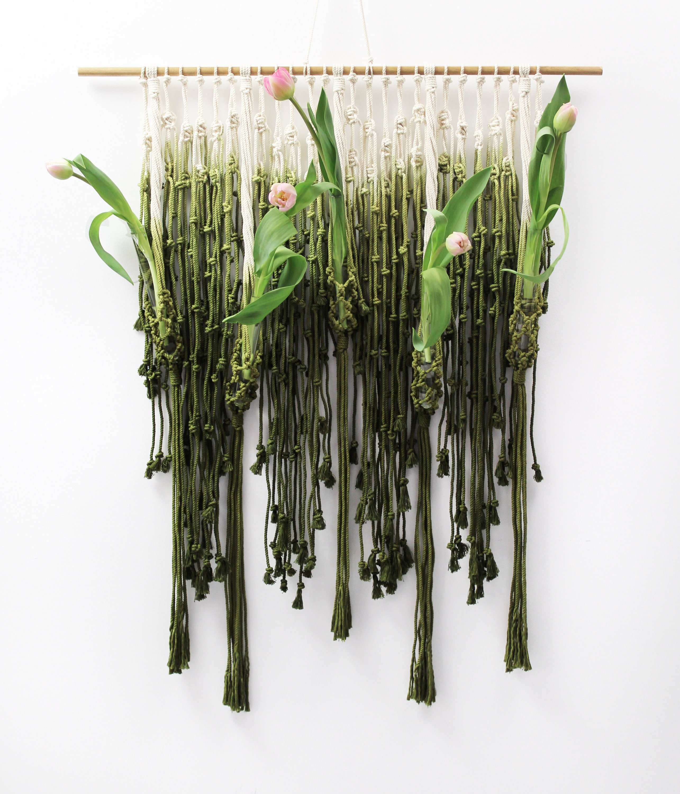 Suspension pour plante/vase en macramé safran et amarante avec pompons -  Ann'trape-rêves