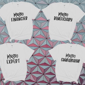 Peut inclure: Quatre t-shirts blancs avec du texte noir. Les t-shirts disent "Magic Financier", "Magic Beneficiary", "Magic Expert", et "Magic Coordinator".
