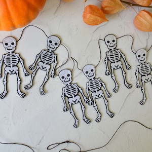 Felt Skeleton Halloween Garland: Spooky Bunting Decoration