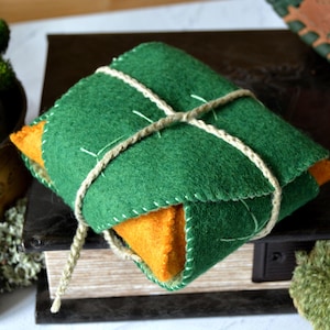 Felt bread in leaf envelope, Elvish bread, Handmade Party Prop, Cozy Fantasy Decor