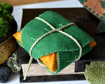 Pane in feltro avvolto in una foglia, pane elfico, accessorio per feste fatto a mano, decorazione fantasy accogliente