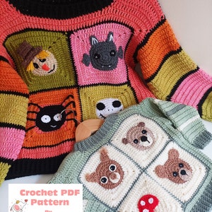 Peut inclure: Deux pulls en crochet avec des motifs différents. Le premier pull est un pull rayé multicolore avec un motif carré de différents personnages. Les personnages incluent un épouvantail, une chauve-souris, une araignée et un crâne. Le deuxième pull est un pull vert avec un motif carré d'ours. Le texte "Crochet PDF Pattern By BabyCrochetDesigns" est en bas de l'image.