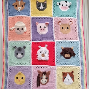 Peut inclure: Une couverture crochetée colorée avec des carrés représentant des visages d'animaux de la ferme, dont une chèvre, un chat, une vache, un mouton, un cochon, un âne, un lama, un taureau, un poussin, un cheval et un cobaye. Bordure arc-en-ciel et texte "www.babycrochetdesigns.com".