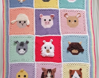 Pode incluir: Um cobertor de crochê colorido com quadrados que retratam rostos de animais de fazenda, incluindo uma cabra, gato, vaca, ovelha, porco, burro, lhama, touro, pintinho, cavalo e cobaia. O cobertor tem uma borda de arco-íris e o texto "www.babycrochetdesigns.com".