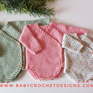 Könnte beinhalten: Drei gehäkelte Baby-Bodys in Grün, Rosa und Weiß mit einem mehrfarbigen Muster. Die Bodys haben lange Ärmel und Knopfverschlüsse. Die Bodys liegen auf einer weißen Oberfläche. www.babycrochetdesigns.com