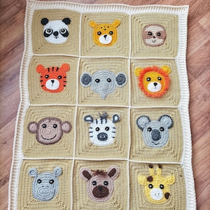 Peut inclure: Une couverture pour b&eacute;b&eacute; en crochet avec une bordure blanche et un centre beige. La couverture pr&eacute;sente une grille de 12 carr&eacute;s, chacun avec un visage d'animal diff&eacute;rent crochet&eacute; au centre. Les animaux comprennent un panda, un lion, un tigre, un &eacute;l&eacute;phant, un z&egrave;bre, un singe, un koala, une girafe, un paresseux, un hippopotame, un gu&eacute;pard et un ours brun.