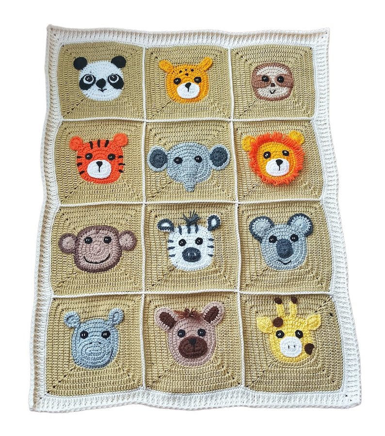 Peut inclure: Une couverture b&eacute;b&eacute; en crochet avec un fond beige et une bordure blanche. La couverture pr&eacute;sente 12 carr&eacute;s avec diff&eacute;rents visages d'animaux, dont un panda, un tigre, un singe, un z&egrave;bre, une girafe, un &eacute;l&eacute;phant, un hippopotame, un paresseux et un koala.