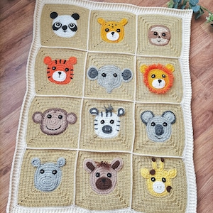 Peut inclure: Une couverture b&eacute;b&eacute; en crochet avec une vari&eacute;t&eacute; de visages d'animaux, dont un panda, un tigre, un singe, un z&egrave;bre et une girafe. La couverture est faite de fil beige et blanc et a une bordure blanche.