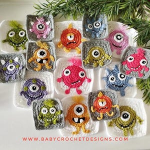 Puede incluir: Una colección de cuadrados de monstruos de ganchillo coloridos en varios colores, incluyendo verde, rosa, naranja y azul. Cada monstruo tiene características únicas y está colocado sobre un cuadrado blanco. La dirección del sitio web "WWW.BABYCROCHETDESIGNS.COM" es visible.