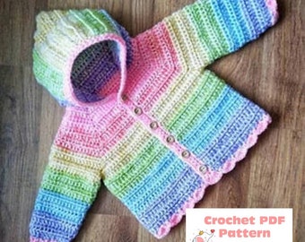 Op de afbeelding: Een regenboog gestreepte gehaakte baby trui met een capuchon en knoopsluiting. De trui heeft een gegolfde rand en is gemaakt van zacht garen. Haak PDF-patroon door BabyCrochetDesigns.