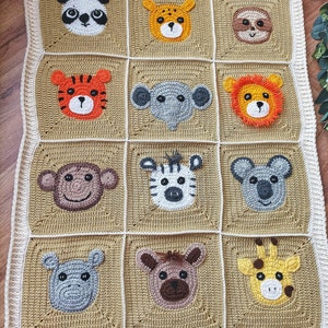 Peut inclure: Une couverture b&eacute;b&eacute; en crochet avec un fond beige et une bordure blanche. La couverture pr&eacute;sente 12 carr&eacute;s avec diff&eacute;rents visages d'animaux, dont un panda, un tigre, un singe, un z&egrave;bre, un koala, une girafe, et plus encore.