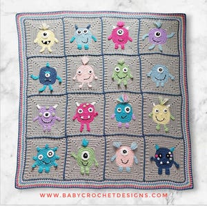 Puede incluir: Una manta de ganchillo hecha a mano con un patrón de monstruos coloridos. Cada monstruo tiene características y colores únicos, incluyendo rosa, azul, amarillo y morado. La manta tiene un borde a rayas y el sitio web www.babycrochetdesigns.com es visible.