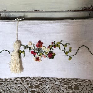 Leinentäschchen Kosmetiktäschchen handbestickt romantisch Handarbeit brocante boudoir Täschchen mit Quaste und Reißverschluss white linen