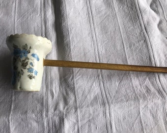 vintage antique historischer Fleischklopfer mit Porzellankopf Blütendekor alter Küchenhelfer Fleischhammer antike Küchenausstattung shabby