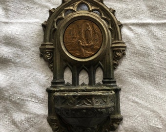 shabby Frankreich Weihwasserbecken neogotischer Stil Weihwasserbehälter mit religiöser Darstellung und Plakette Sammelobjekt boudoir sakral