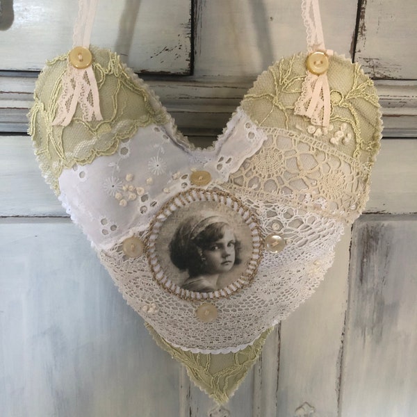 nostalgisches Stoffherz brocante boudoir romantic vintage shabby chic Dekoration handmade lace heart Landhausdeko hängendes Herz Leinen