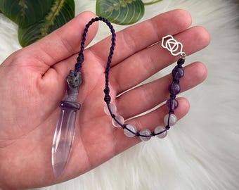 Pêndulo Athame - Pêndulo Personalizado - Peça Única - Adivinhação - Radiestesia - Cura Energética - Pêndulo de Cura - Ferramenta de Bruxaria - Pêndulo Fantasia