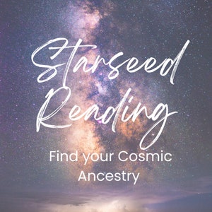 Puede incluir: Un cielo nocturno estrellado con la Vía Láctea visible. El texto "Starseed Reading" está escrito en cursiva blanca, seguido del texto "Find your Cosmic Ancestry".