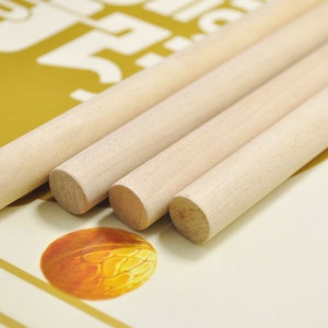 Puede incluir: Cuatro clavijas de madera, todas del mismo tama&ntilde;o, est&aacute;n apiladas una encima de la otra. Las clavijas son de color marr&oacute;n claro y tienen un acabado liso y pulido.