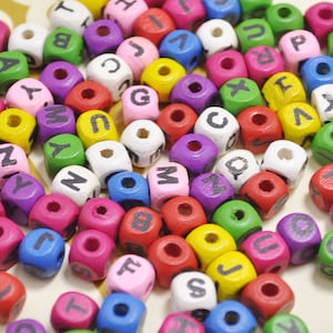 100pcs - 8mm Alphabet lettres perles en bois colorées, Cube bois perles intercalaires, trou de 3mm de bois