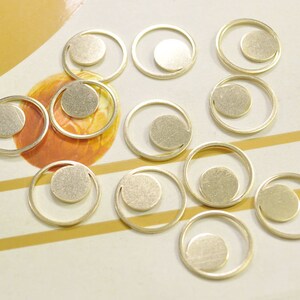 Puede incluir: Un conjunto de 10 abalorios de metal dorado, cada uno con un c&iacute;rculo con un c&iacute;rculo m&aacute;s peque&ntilde;o en su interior. Los abalorios son perfectos para a&ntilde;adir un toque de elegancia a los proyectos de joyer&iacute;a.