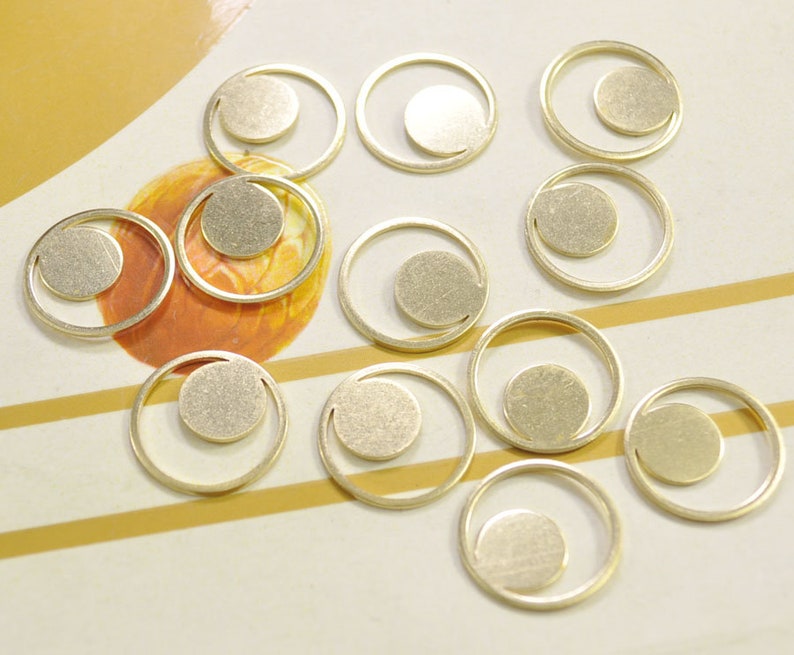 Puede incluir: Un conjunto de 10 abalorios de metal dorado, cada uno con un c&iacute;rculo con un c&iacute;rculo m&aacute;s peque&ntilde;o en su interior. Los abalorios son perfectos para a&ntilde;adir un toque de elegancia a los proyectos de joyer&iacute;a.