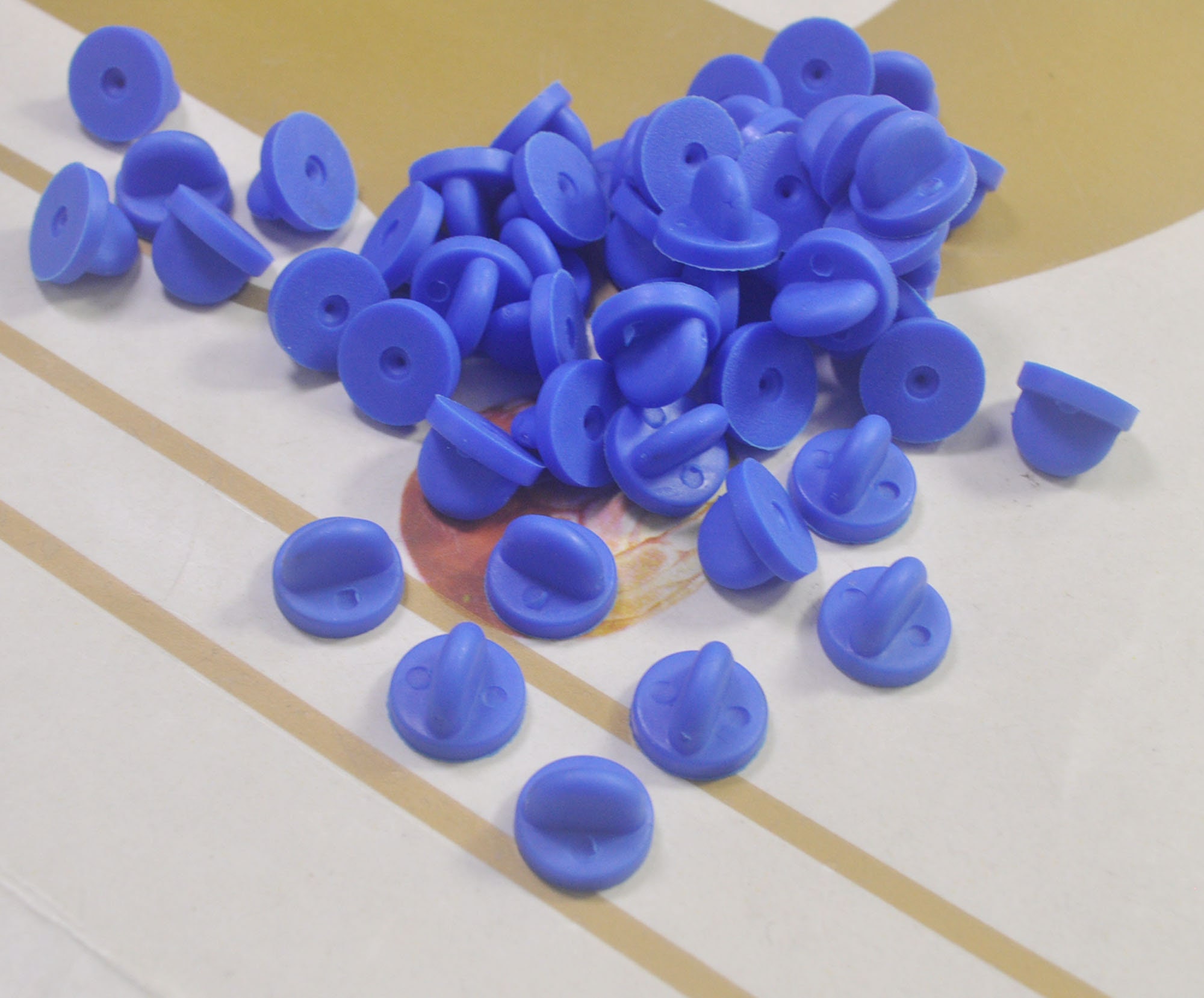 Packung von 10,20, 40, 60, 80 oder 100 Pcs, Royal blau Runde Gummi  Kupplungen Rücken Verschluss, Gummi Pin zurück für Emaille Anstecknadel -  .de