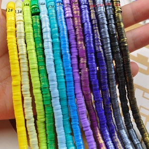 Pu&ograve; includere: Un set di 12 fili di perline rotonde, piatte e colorate con accenti dorati. Le perline sono disposte in un motivo arcobaleno, a partire dal giallo e terminando con il nero. Le perline sono numerate da 12 a 23.